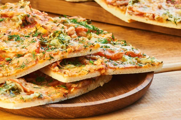 Традиційна Піца Шинкою Сиром Помідорами Посипана Зеленню Крупним Планом — стокове фото