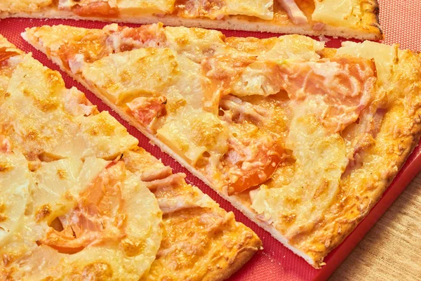 Skivor Skinkpizza Med Ananas Och Skinka Bakat Med Ost Den — Stockfoto