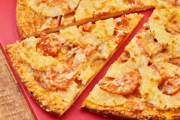 Skivor Skinkpizza Med Ananas Och Skinka Bakat Med Ost Den — Stockfoto