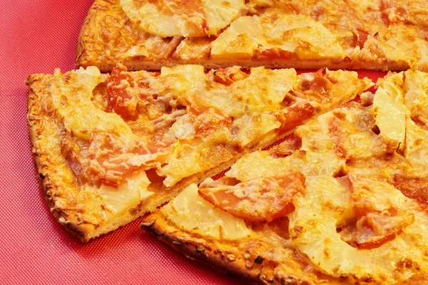 Skivor Skinkpizza Med Ananas Och Skinka Bakat Med Ost Den — Stockfoto