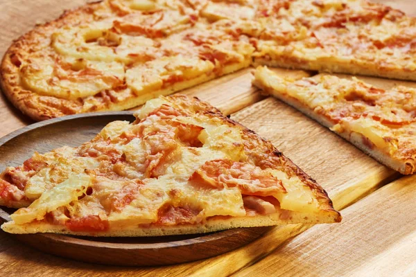 Pizza Gebakken Met Ananas Ham Met Kaas — Stockfoto