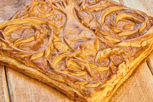 Torta Peixe Camadas Uma Mesa Madeira — Fotografia de Stock