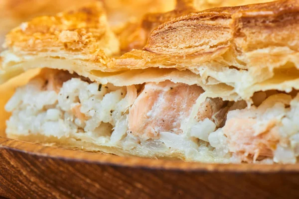 Torta Peixe Camadas Uma Mesa Madeira — Fotografia de Stock