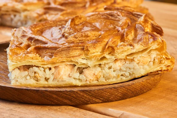 Pedaço Torta Peixe Escamosa Com Arroz Placa Madeira — Fotografia de Stock