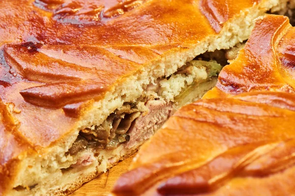 Torta Redução Com Frango Cogumelos Uma Mesa Madeira — Fotografia de Stock