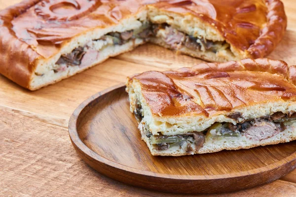 Torta Redução Com Frango Cogumelos Uma Mesa Madeira — Fotografia de Stock