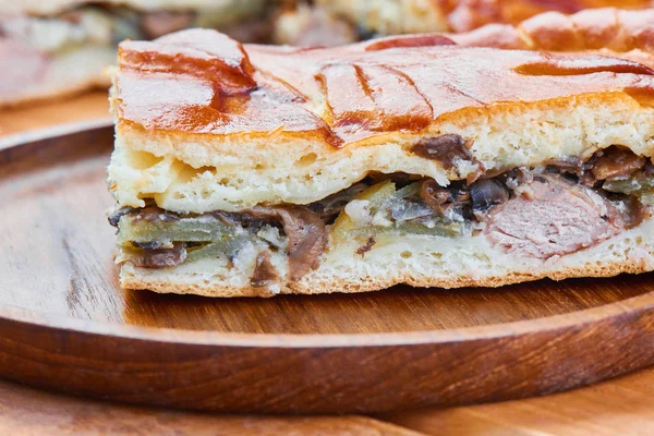 Fatia Torta Com Frango Cogumelos Chapa Madeira — Fotografia de Stock