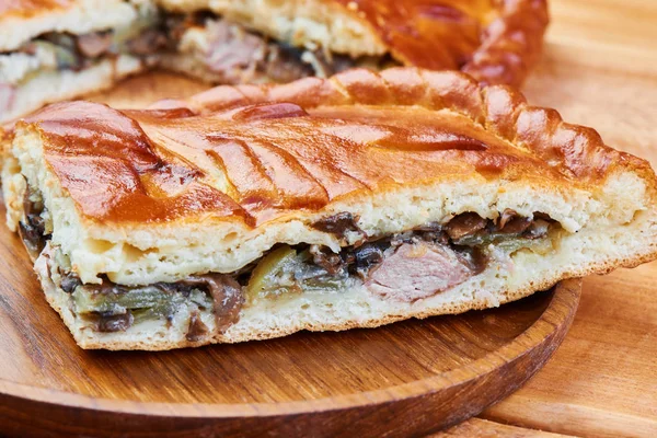 Fatia Torta Com Frango Cogumelos Chapa Madeira — Fotografia de Stock