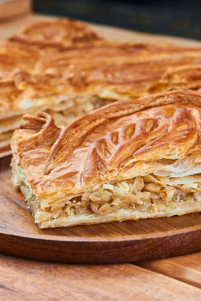 Stück Kuchen Mit Kohlfüllung Auf Holzteller — Stockfoto