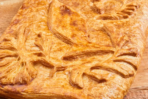 Torta Recheada Com Salmão Uma Mesa Madeira — Fotografia de Stock