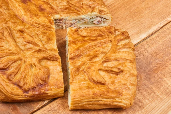 Torta Recheada Com Salmão Uma Mesa Madeira — Fotografia de Stock