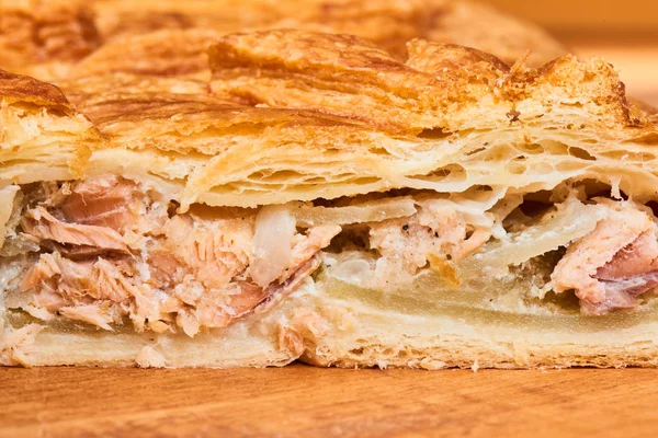 Pedaço Torta Recheado Com Salmão Uma Placa Madeira — Fotografia de Stock