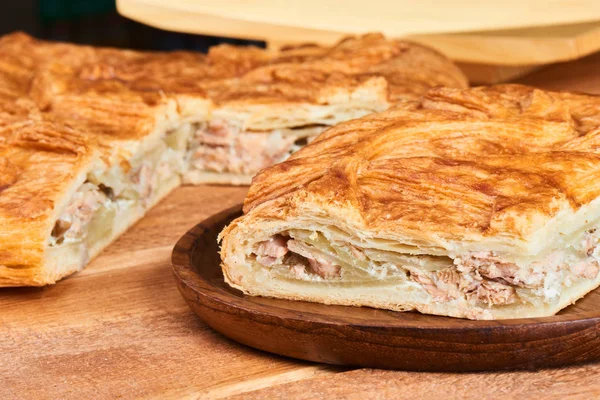 Pedaço Torta Recheado Com Salmão Uma Placa Madeira — Fotografia de Stock