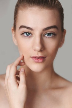 Kalıcı makyaj dokunmadan ile kız portresi yüz closeup beyaz arka plan üzerinde