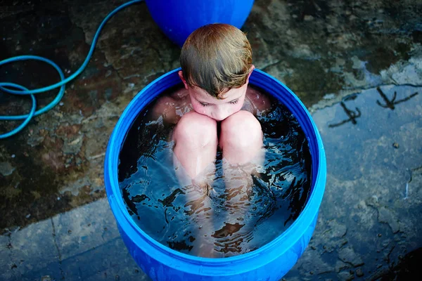 Ovanifrån Pojke Sitter Blå Fat Med Vatten Courtyard — Stockfoto
