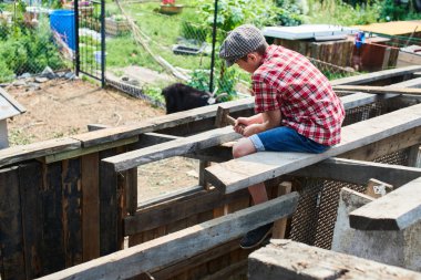Çocuk Köyü bitmemiş ahırda çatısı yatan bir araç kapmak