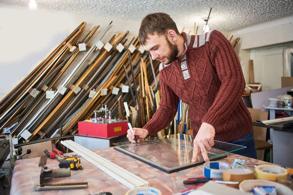 Homme Assemble Baguette Dans Atelier Bois — Photo