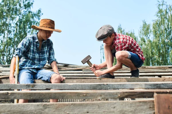 Två Bröder Färd Med Att Byggandet Taket Ladugård Byn — Stockfoto