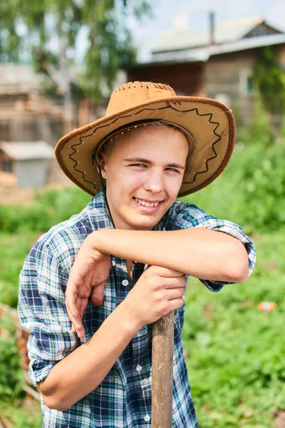 모자는 정원에 줄기에 남자의 초상화 — 스톡 사진