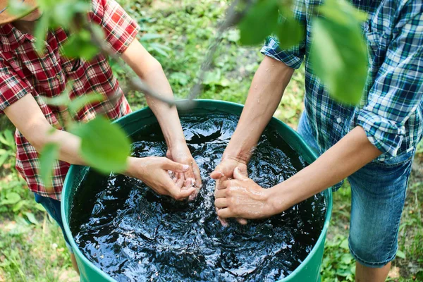 Tonårspojkar Som Handtvätt Ovanifrån — Stockfoto