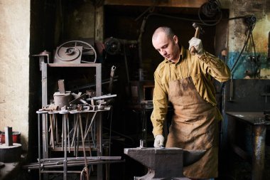 Demirci, metal ürünler el yapımı atölye üretim sürecinde