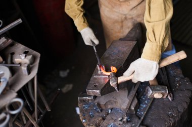 Demirci, metal ürünler el yapımı atölye üretim sürecinde