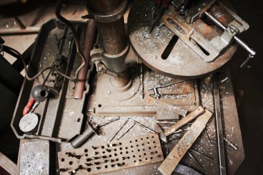 Kaynakçı atölye iç profesyonel çalışma alanı