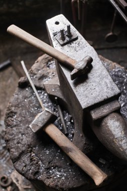 Örs ve çekiç oluşan çalışma aracı forge