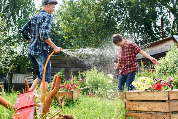 Bröderna Har Roligt Stänk Varandra Med Vatten Byn — Stockfoto