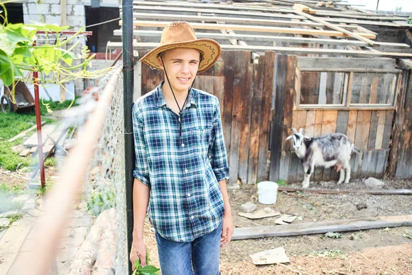 Adolescente Con Sombrero Paja Posando Con Cabra — Foto de Stock