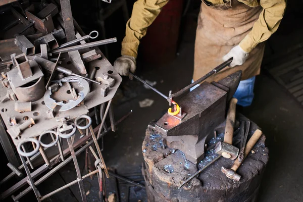 Kowal Procesie Produkcji Wyrobów Metalowych Ręcznie Wykonane Warsztacie — Zdjęcie stockowe