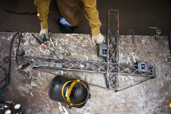 Smed Processen För Tillverkning Metallprodukter Som Handgjorda Verkstaden — Stockfoto