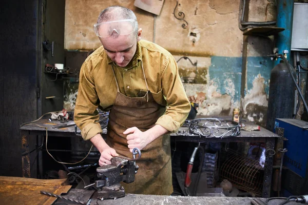 Portrait Une Forge Reposant Dans Atelier — Photo