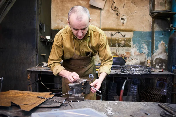 Portrait Une Forge Reposant Dans Atelier — Photo