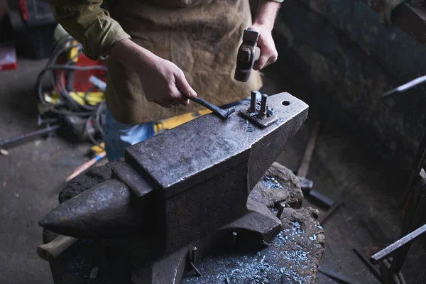 Fabbro Nel Processo Produzione Prodotti Metallo Fatti Mano Officina — Foto Stock