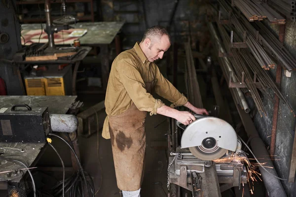 Uomo Installa Parte Taglio Delle Parti Una Sega Circolare Officina — Foto Stock