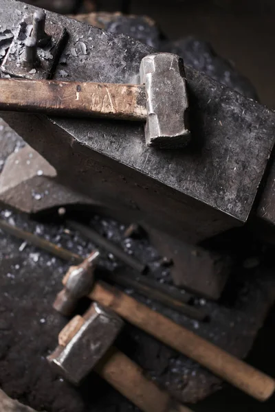 由铁砧和锤子组成的工作工具锻造 — 图库照片