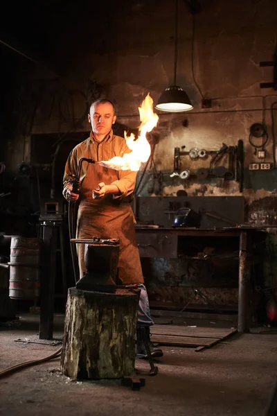 Örs Üzerinde Metal Ürün Üzerinden Gaz Brülörlü Demirci Isıtır — Stok fotoğraf