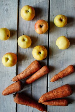 elma havuç ahşap masa, üstten görünüm üzerinde ile kümesi