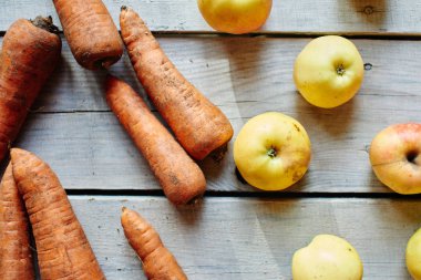 elma havuç ahşap masa, üstten görünüm üzerinde ile kümesi