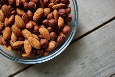 Cam kase badem ve fındık üzerinde ahşap masa, yakın çekim