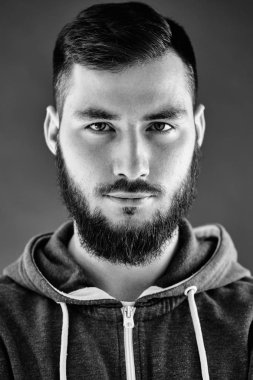 kameraya, seyir yakışıklı sakallı adam portresi yakın çekim 