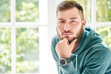 Kamera windows yakın dururken bakarak sakallı adam portresi 