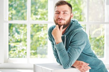 Kamera windows yakın dururken bakarak sakallı adam portresi 