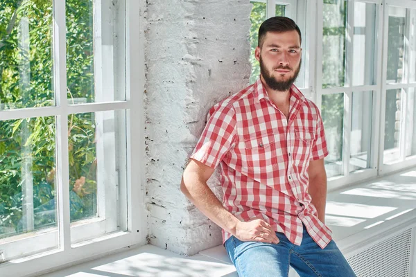 Hombre Barbudo Guapo Sentado Alféizar Ventana Cerca Ventanas Blancas — Foto de Stock