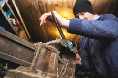 Tesisatçı dosya törpülemek Bisiklet çelik metal atölyesinde dosyalama parçası ile