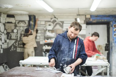 Profesyonel Heykeltraşlar alçı süslemeler üzerinde çalışma ekibi