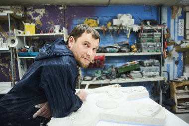 Master alçı atölye, başarılı bir eser sonra dinlenme