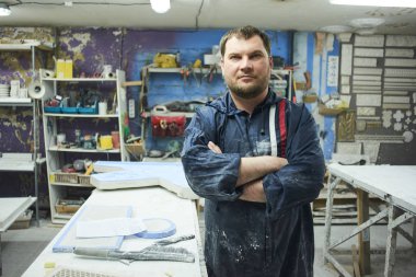 Master alçı atölye, başarılı bir eser sonra dinlenme