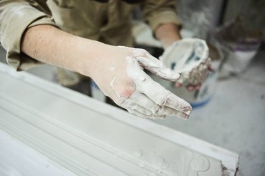 Alçıtaşı ürünleri, üretim sürecindeki ustanın kırpılmış görünümü 